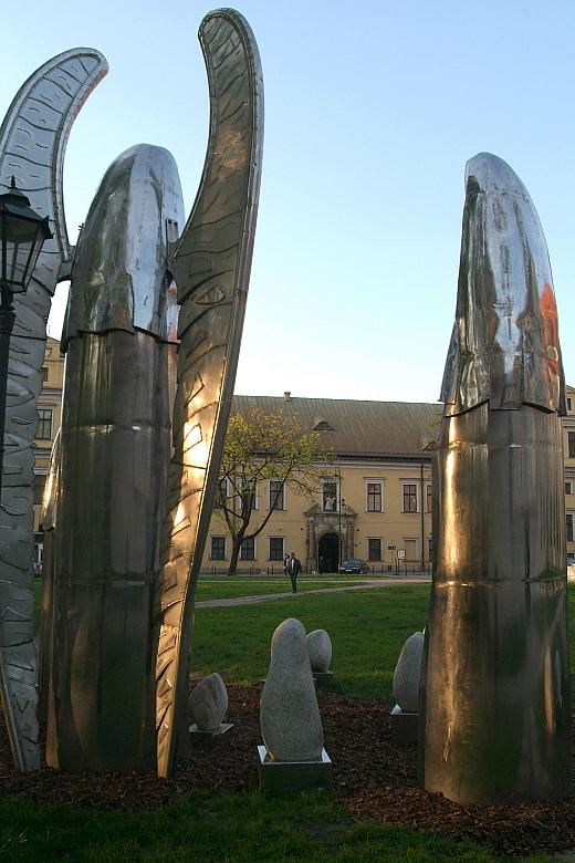 Dziełem tym jest grupa rzeźb przestawiających anioły, wokół której ustawiono wieniec z otoczaków, wygładzonych kamieni wydobytyc