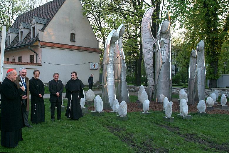 Przed Bazyliką Franciszkanów pod wezwaniem św. Franciszka z Asyżu i vis a vis Papieskiego Okna wyrosła grupa rzeźb.

 
