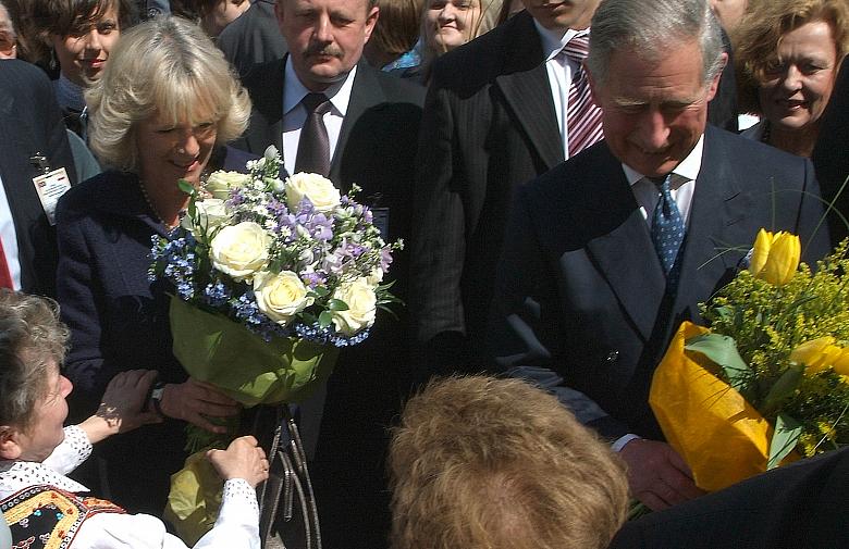 Zgodnie ze starą tradycją krakowskie kwiaciarki - przebrane na tę okazję w stroje ludowe - wręczyły Księciu i jego Małżonce buki