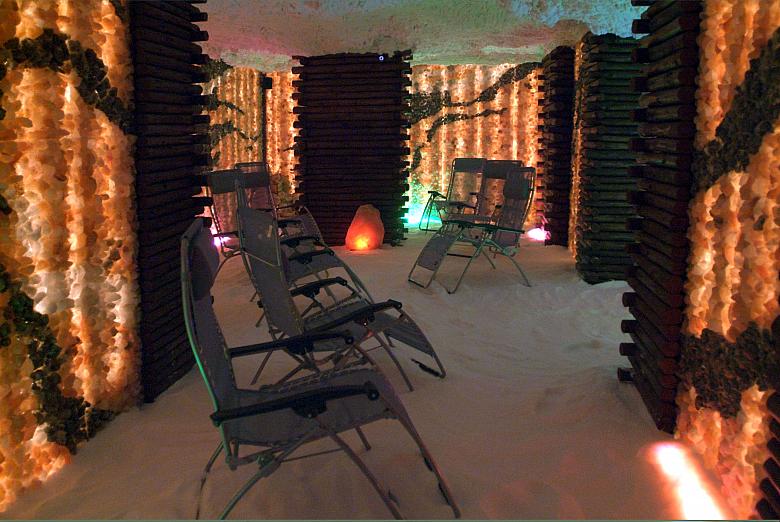 Korzystający z basenu krakowianie będą mogli również odpocząc w "mikroklimatycznej" grocie solnej. 