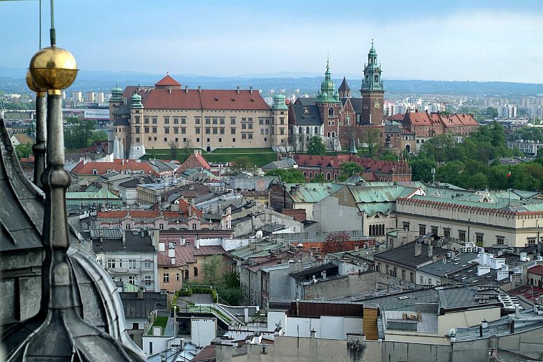 ...a także dominującą nad Krakowem zabudowę wawelskiego wzgórza.