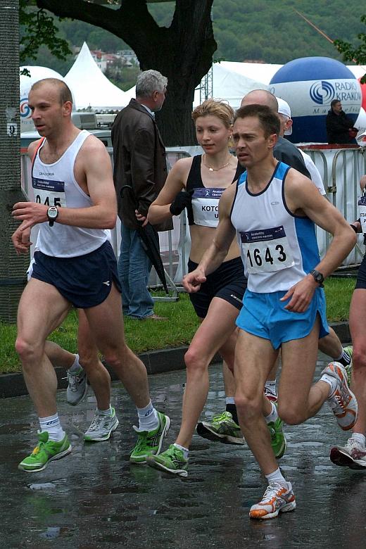 Wsród pań najszybsza była Olga Kotowska  z Ukrainy (w środku), która pokonała dystans w czasie 2:39:49...