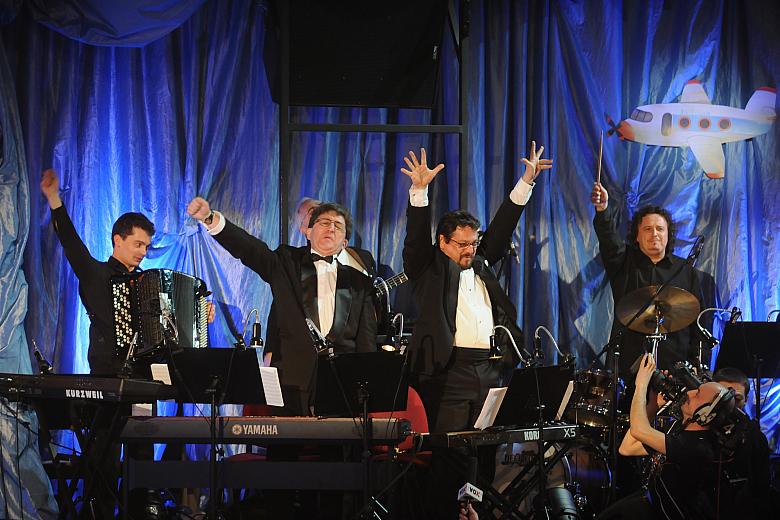 ...entuzjastyczna reakcja zespołu muzycznego w składzie: Roman Opuszyński, Jacek Chruściński, Artur Malik, Wojciech Wachułka i A