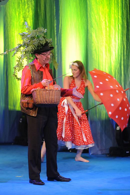 Janusz Dobrosz wykonał piosenkę "Biedroneczki" z nowym tekstem Adolfa Weltschka.