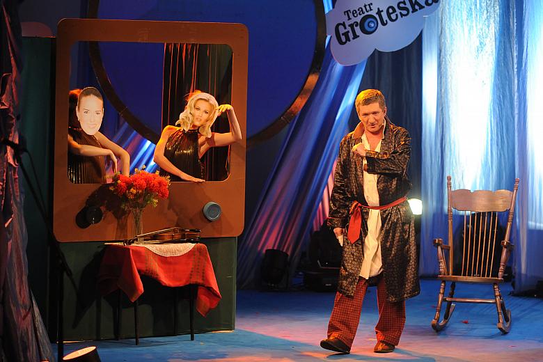 Jerzy Wenderlich wykonał nową wersję piosenki "W czasie deszczu dzieci się nudzą", której pierwsza zwrotka brzmiała:
