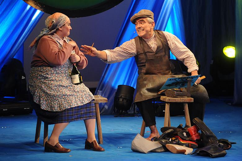 Tadeusz Jarmuziewicz wcielił się w postać szewca, aby zaprezentować tekst Adolfa Weltschka "Mister Niet", zaczynający 