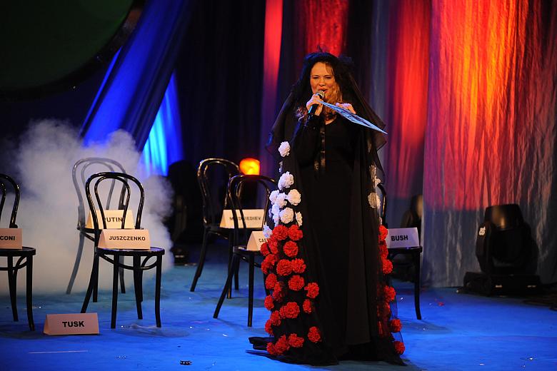 Katarzyna Piekarska odśpiewała "Bal u Prezydenta", który zaczynał się od słów:
"Wieść się rozniosła o balu nad b