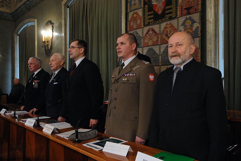 Uroczystośc rozpoczęto hymnem państwowym. "Jeszcze Polska nie zginęła" odśpiewali między innym zasiadajacy w prezydium