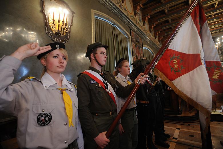 Sztafeta pokoleń - harcerskie poczty sztandarowe na kombatanckiej uroczystości.