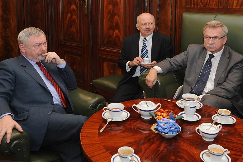 W rozmowie poruszono tak ważny dla Krakowa problem 320 tysięcy ton odpadów produkowanych rocznie przez miasto. Zdaniem profesora