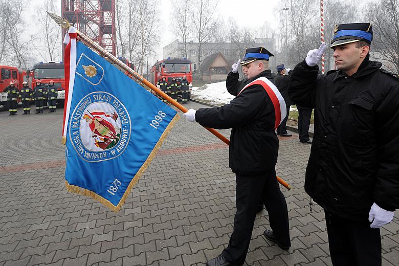 ...pochylił się sztandar Komendy Miejskiej Państwowej Straży Pożarnej.