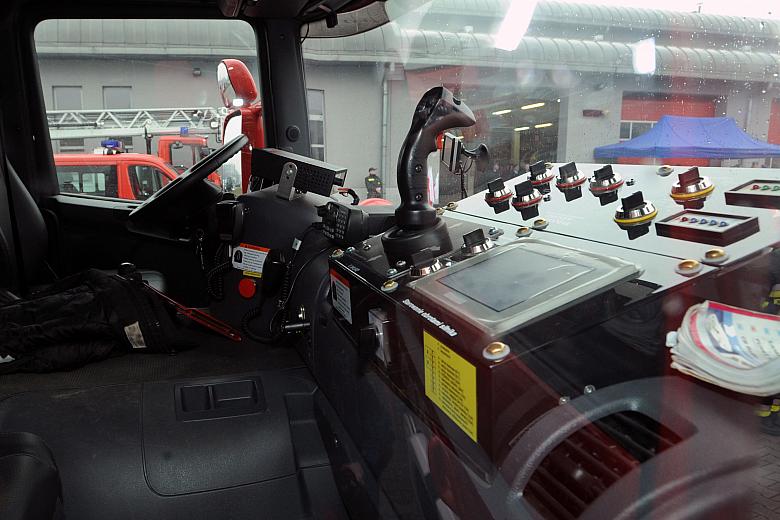 A tak wygląda wnętrze kabiny samochodu Scania, przeznaczonego do ratownictwa w tunelu. Widoczny panel sterujący czyli joystick s