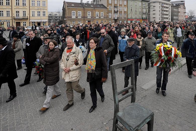 Ruszył Marsz Pamięci. Ludzie szli z placu Bohaterów Getta - ten krakowski "Umschlagplatz" jest dziś miejscem pamięci z