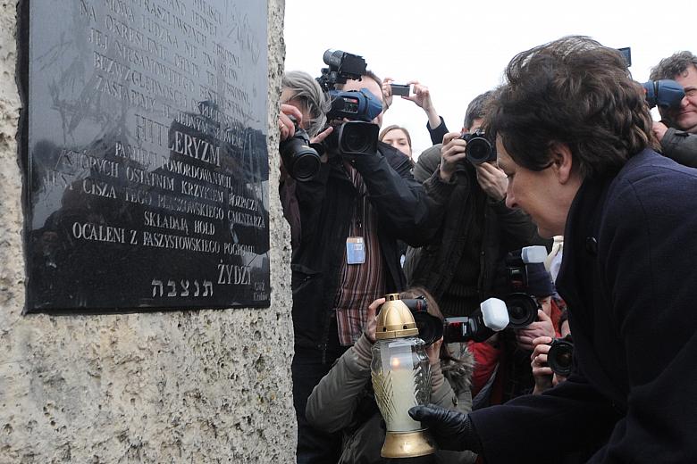 Pod pomnikiem złożono kwiaty i zapalono znicze. 
Jeden z nich złożyła Elżbieta Lęcznarowicz, Zastępca Prezydenta Miasta Krakowa