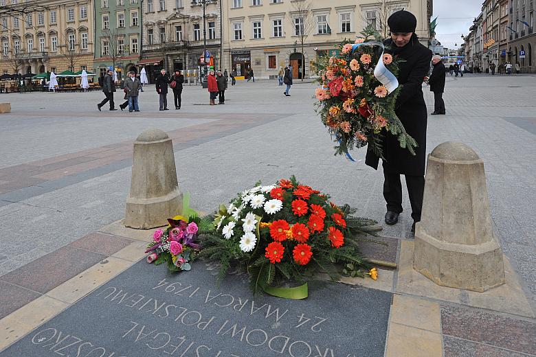Podczas oficjalnej uroczystości, pierwsza w imieniu Prezydenta Miasta Krakowa złożyła kwiaty Krystyna Paluchowska, Dyrektor Wydz