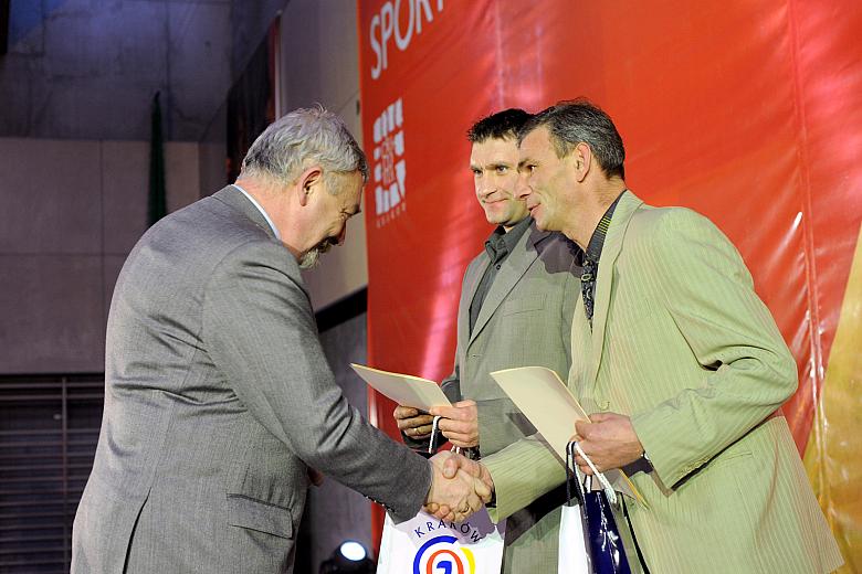 Uhonorowane krakowskie drużyny, które zdobyły tytuł Mistrza Polski: TS Wisła Kraków (koszykówka kobiet), MKS Cracovia (hokej na 