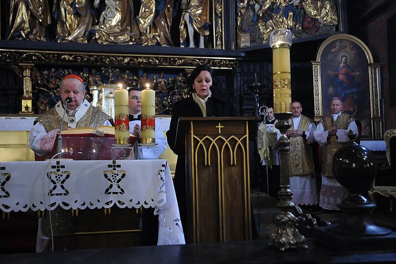 Modlitwę wiernych czytali: Wiceprzewodnicząca Rady Miasta Krakowa Marta Patena...