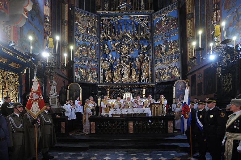 ...przy współdziale koncelebransów.
