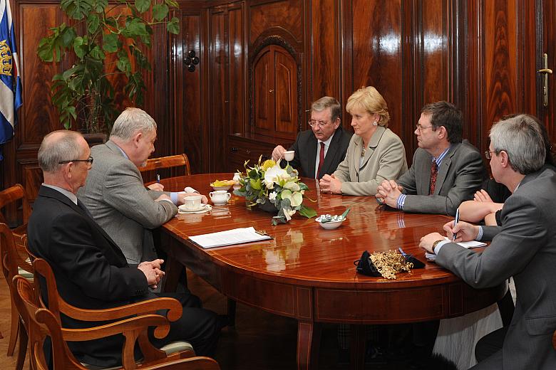 Oba miasta są ważnymi ośrodkami uniwersyteckimi oraz turystycznymi.
W Dublinie w ostatnich latach osiadło wielu emigrantów z Po