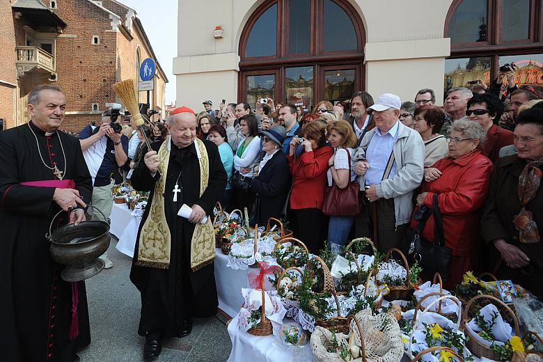 ...ustawione na zasłanych białymi obrusami stołach.