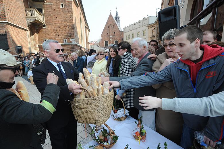 Generał Mieczysław Bieniek rozdawał sławne kukiełki lisieckie.