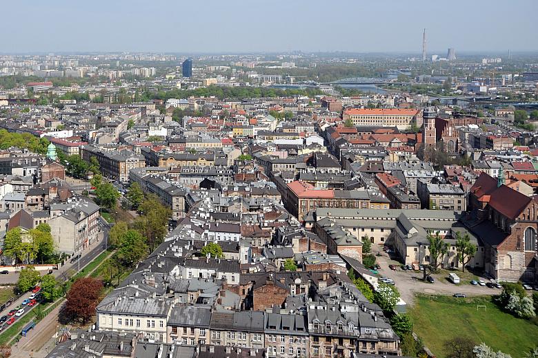 Na pierwszym planie dziewiętnastowieczna zabudowa Kazimierza, a wśród niej...