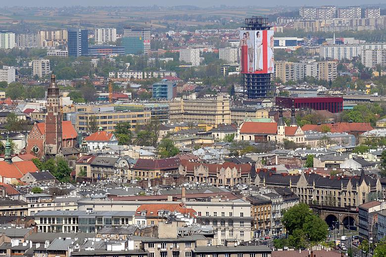 Nie tylko Wawel dominuje nad Krakowem. Jedną z nowych dominant jest "szkieletor", coraz częściej "ubierany" 