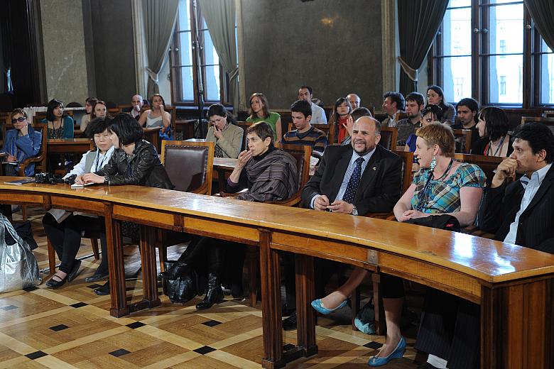 Zgromadzone w sali międzynarodowe towarzystwo jeszcze nie wie, że zdobywcą Krakowskiej Nagrody Filmowej będzie Sebastian Silva, 