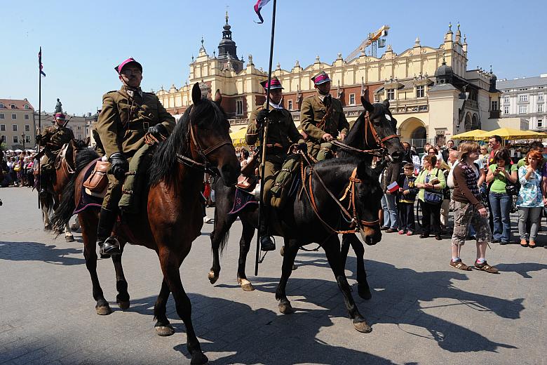 Pochód szedł tradycyjną trasą, ulicą Godzką, Rynkiem Głównym...