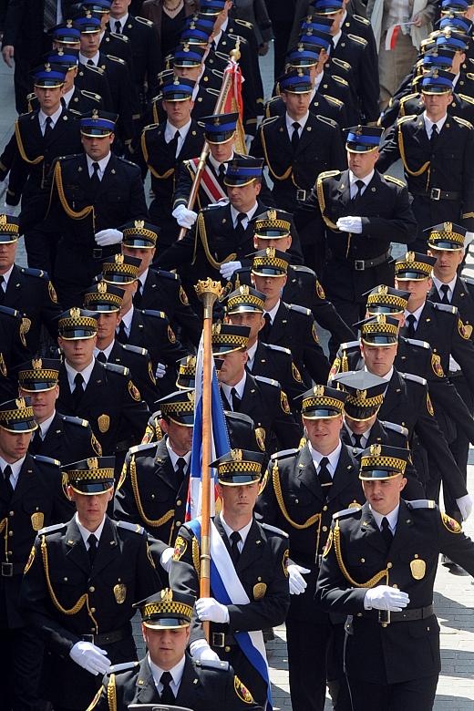 Dziarsko maszerowali strażnicy miejscy i strażacy.