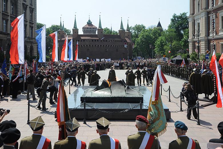 Wartę przy Grobie Nieznanego Żołnierza zaciągnęli żołnierze Wojska Polskiego, policjanci i strażnicy miejscy.