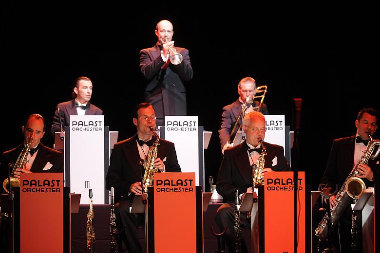 Max Raabe oraz Palast Orchester specjalizują się w utworach nawiązujących do czasów Republiki Weimarskiej.