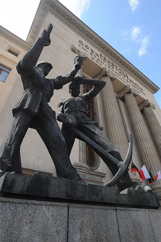 W cieniu wielkich, wyrzeźbionych przez Jana Raszkę, postaci górnika i hutnika...