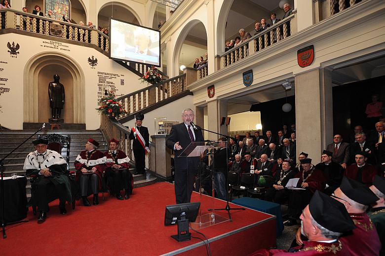 Przed 90. laty nieprzypadkowo wybrano Kraków na siedzibę górniczej uczelni.
To tu pod Wawelem młodzież z wszystkich byłych zabo