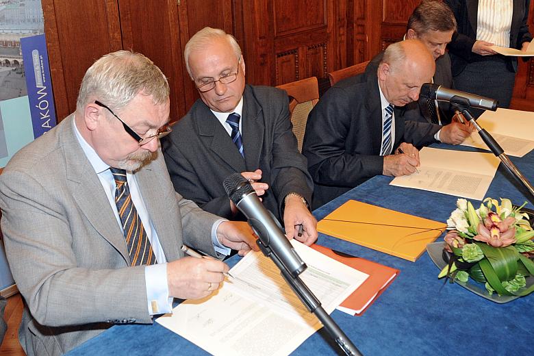 ...podpisali: Prezydent Krakowa Jacek Majchrowski, Wiceprzewodniczący Rady Miasta Krakowa Bogusław Kośmider, Prezes Krakowskiego