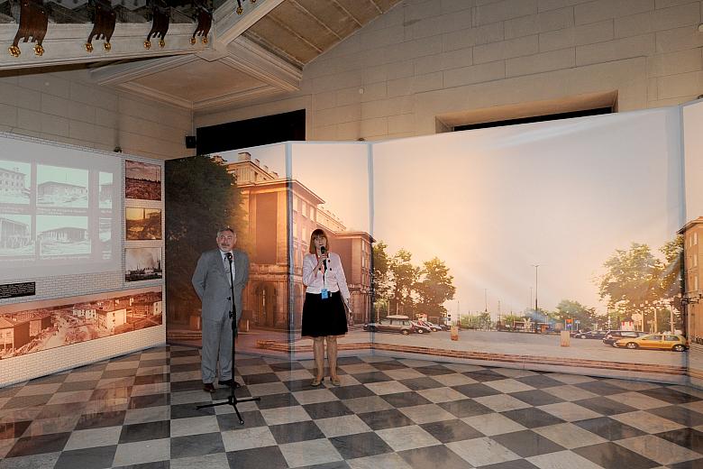 "Dzień Otwarty Magistratu" zaingurował Prezydent Miasta Krakowa Jacek Majchrowski, na tle panoramy alei Róż w Nowej Hu