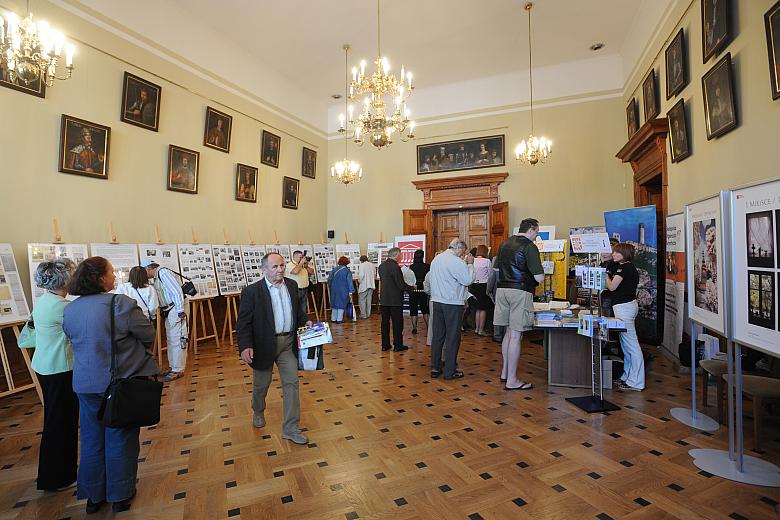 W sala Portretowej prezentowana była wystawa zatytułowana "Historia jednej róży czyli życie muzyczne w Nowej Hucie w latach