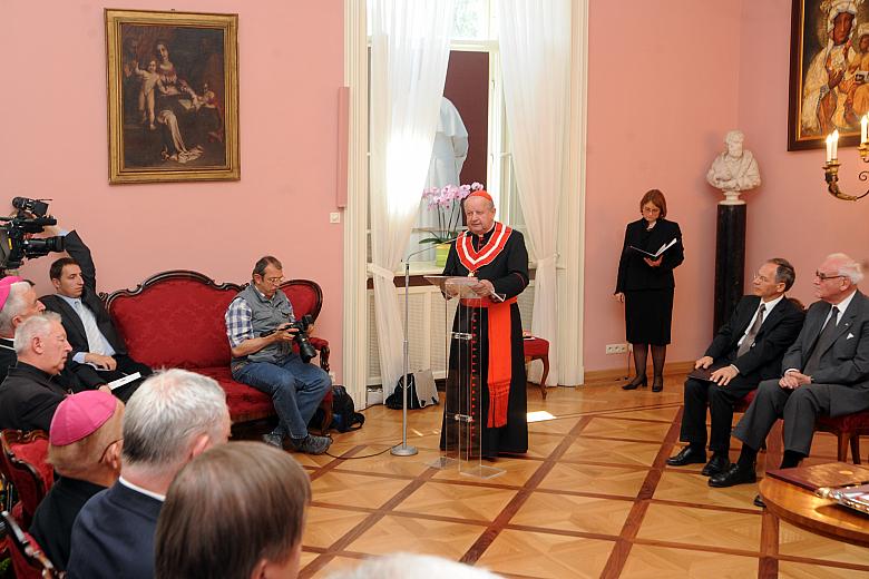Ksiądz Arcybiskup podziękował za otrzymane odznaczenie...