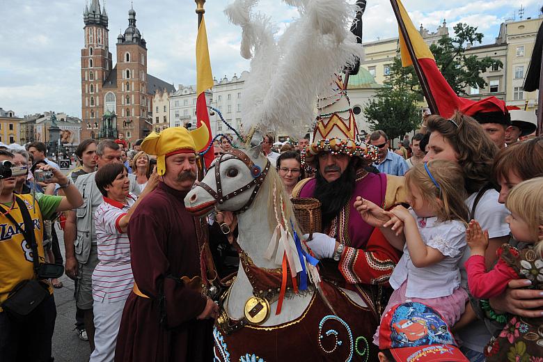 ...gdyż wszyscy, chętnie wrzucali pieniążki do lajkonikowego koszyczka.