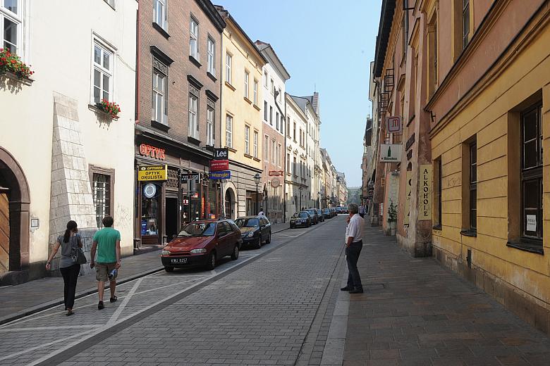 Podczas remontu wymieniono instalacje podziemne, wykonano nawierzchnię jezdni z kostki granitowej oraz chodniki z bordowego porf