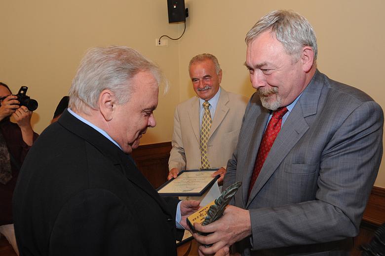 Istniejącą od roku 1987 Firmę "Artim" znają wszyscy krakowianie.
To ona organizuje odbywające się na Rynku Głównym ta