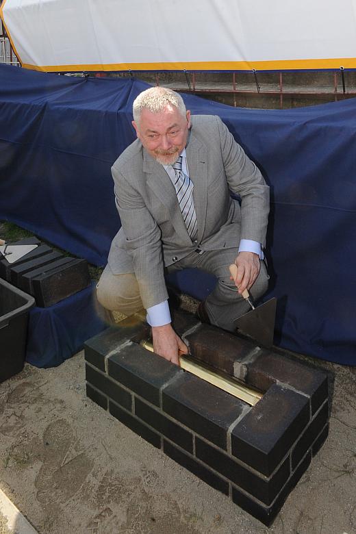 Akt erekcyjny został umieszczony w tubie ...