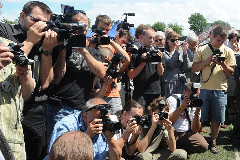 Podpisanie aktu erekcyjnego odbyło się w obecności licznego grona reporterów.