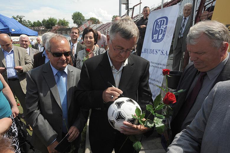 Sygnatariusze aktu erekcyjnego złożyli podpisy na piłce.