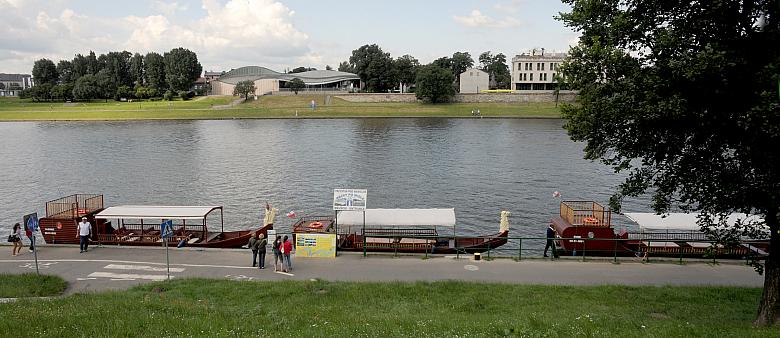 ...a pod Wawelem czeka na turystów szereg łodzi.