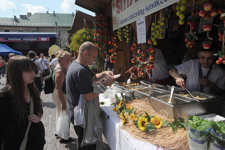 Były pierogi gotowane i smażone.