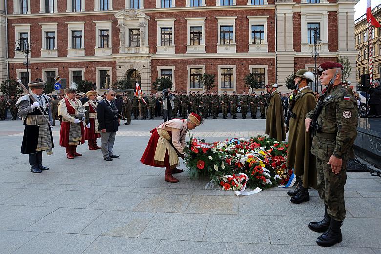 Wśród składających nie mogło zabraknąć Bractwa Kurkowego, najstarszej świeckiej instytucji w Polsce.