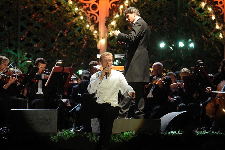 Gościem wieczoru był młody  śpiewak litewski Liudas Mikalauskas, laureat złotego medalu na Międzynarodowym Konkursie Operowym im