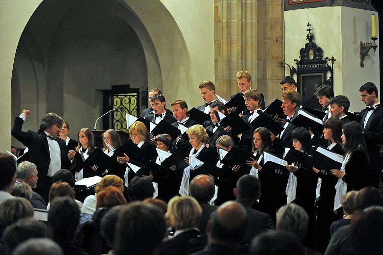 Tak rozpoczął swój koncert Chór Kameralny Soboru Smolnego, jeden z najbardziej znanych petersburskich chórów.  