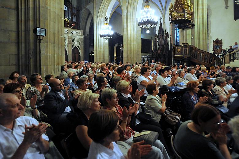...którzy z uwagą i w skupieniu słuchali potężnego brzmienia petersburskiego chóru.
